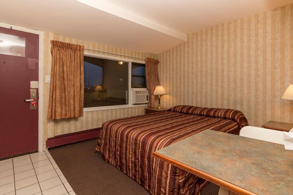 Canadas Best Value Inn Chinook Station YYC Exterior foto